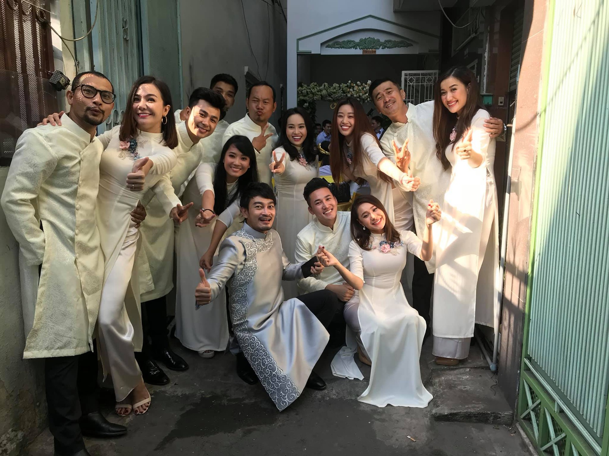 Vợ chồng Ái Châu - Huỳnh Đông cùng dàn diễn viên nổi tiếng bưng quả trong đám hỏi sao nữ Gạo nếp gạo tẻ - Ảnh 4. Vợ chồng Ái Châu - Huỳnh Đông cùng dàn diễn viên nổi tiếng bưng quả trong đám hỏi sao nữ Gạo nếp gạo tẻ - Ảnh 4.