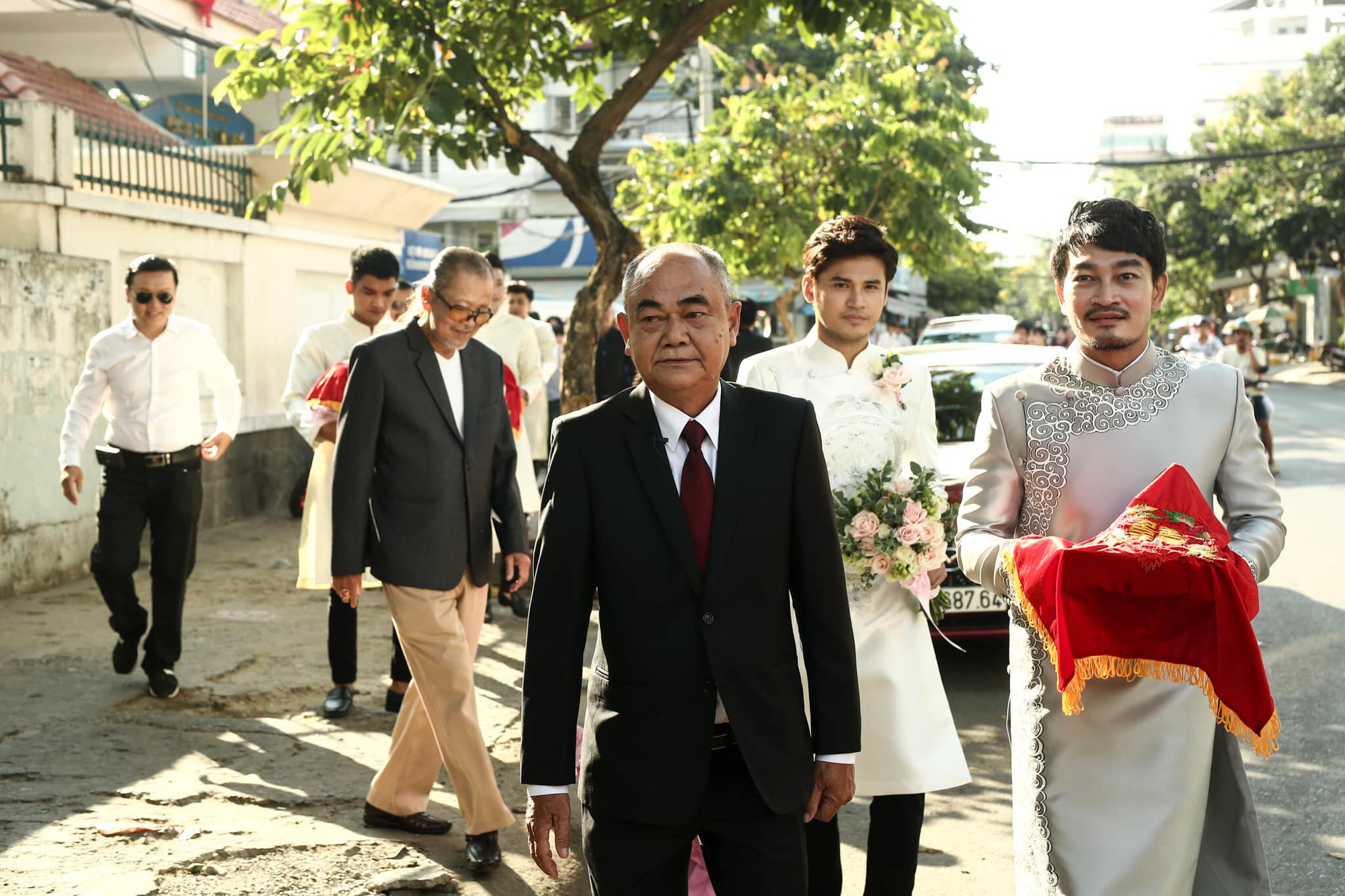Vợ chồng Ái Châu - Huỳnh Đông cùng dàn diễn viên nổi tiếng bưng quả trong đám hỏi sao nữ Gạo nếp gạo tẻ - Ảnh 1. Vợ chồng Ái Châu - Huỳnh Đông cùng dàn diễn viên nổi tiếng bưng quả trong đám hỏi sao nữ Gạo nếp gạo tẻ - Ảnh 1.