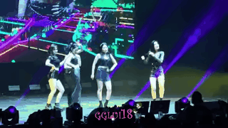 Nhảy cực sung trên sân khấu, Seulgi (Red Velvet) đánh rơi luôn cả... tóc khiến fan cười bò - Ảnh 1.