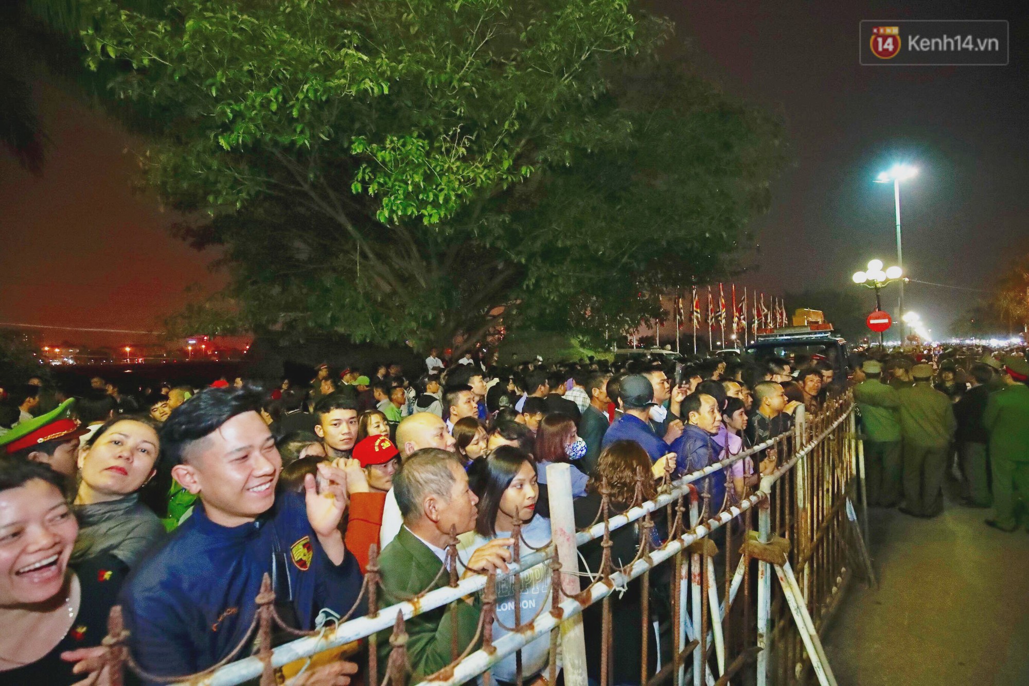 Người dân ném tiền vào kiệu ấn trước giờ khai hội tại Đền Trần - Ảnh 25. Người dân ném tiền vào kiệu ấn trước giờ khai hội tại Đền Trần - Ảnh 25.