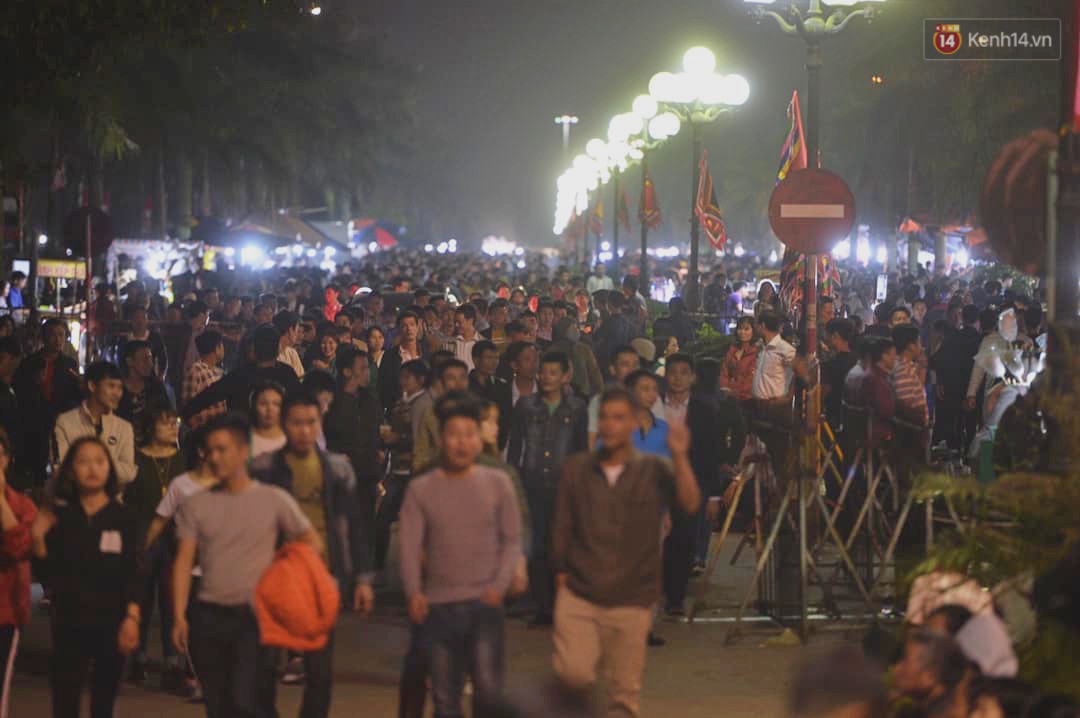 Người dân ném tiền vào kiệu ấn trước giờ khai hội tại Đền Trần - Ảnh 18. Người dân ném tiền vào kiệu ấn trước giờ khai hội tại Đền Trần - Ảnh 18.