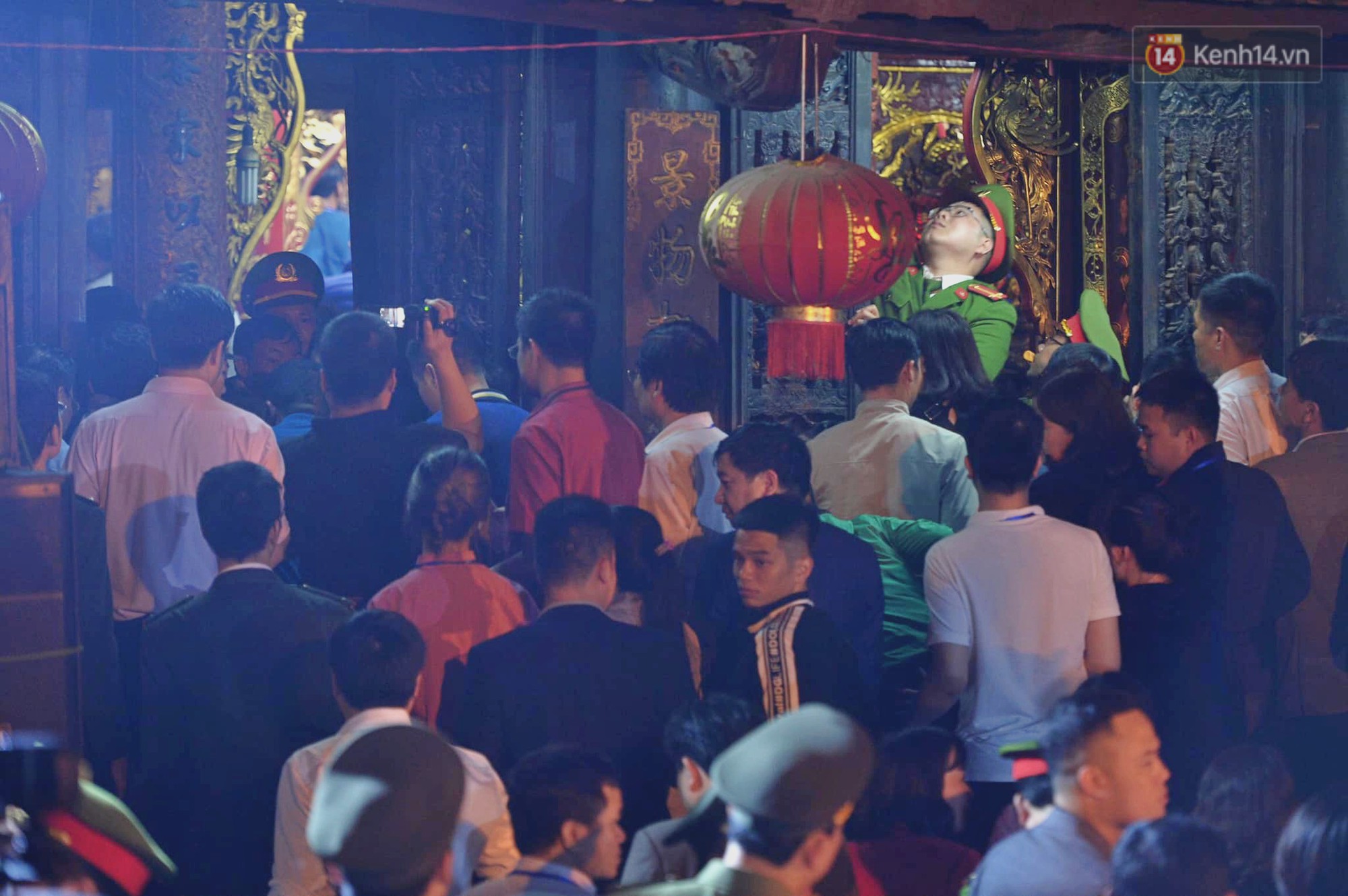 Người dân ném tiền vào kiệu ấn trước giờ khai hội tại Đền Trần - Ảnh 11. Người dân ném tiền vào kiệu ấn trước giờ khai hội tại Đền Trần - Ảnh 11.
