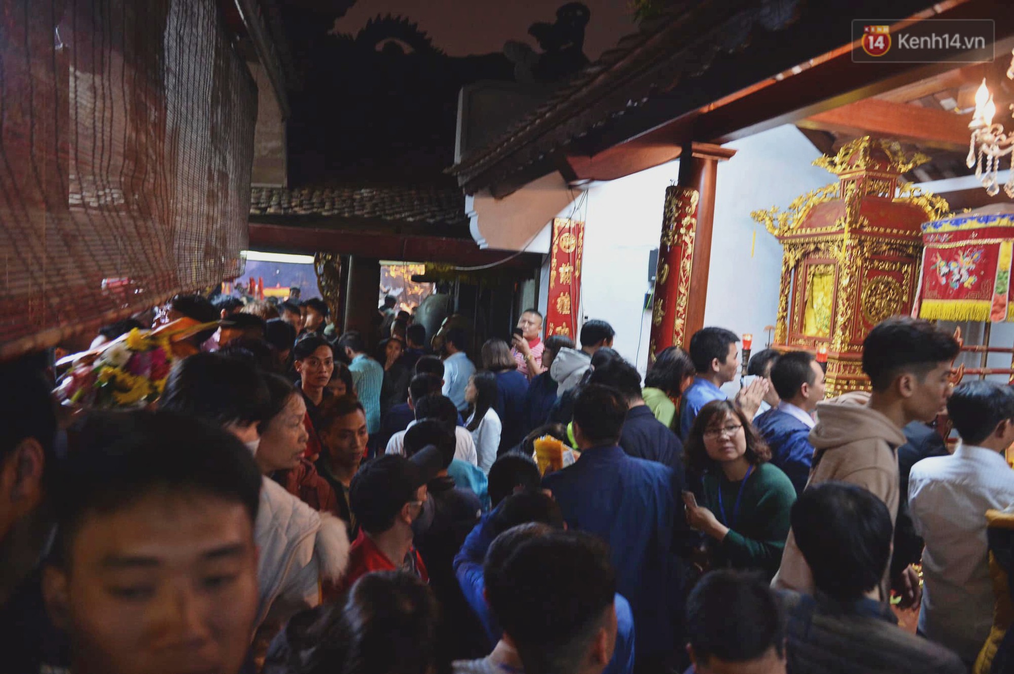 Người dân ném tiền vào kiệu ấn trước giờ khai hội tại Đền Trần - Ảnh 15. Người dân ném tiền vào kiệu ấn trước giờ khai hội tại Đền Trần - Ảnh 15.