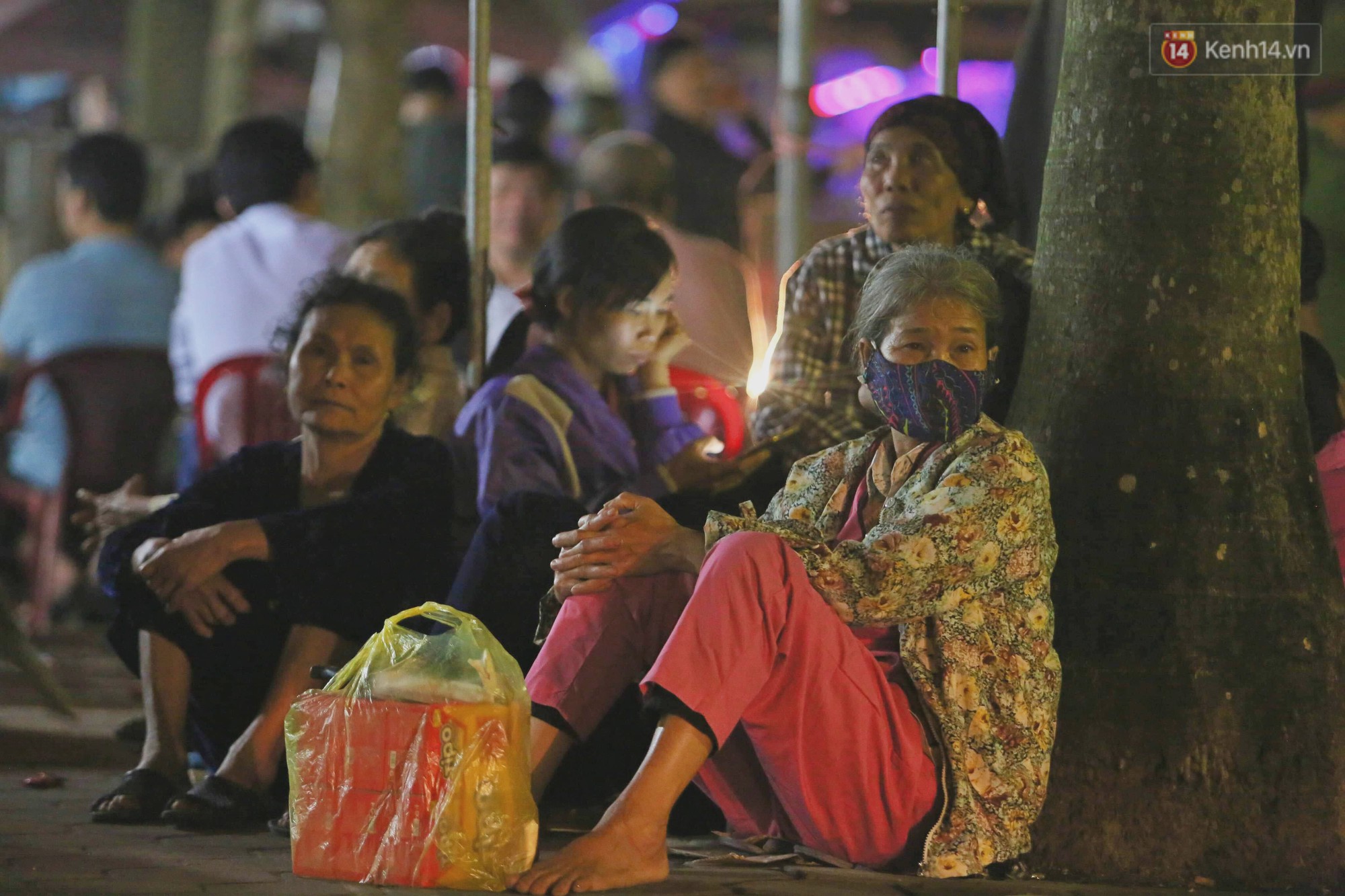 Người dân ném tiền vào kiệu ấn trước giờ khai hội tại Đền Trần - Ảnh 21. Người dân ném tiền vào kiệu ấn trước giờ khai hội tại Đền Trần - Ảnh 21.