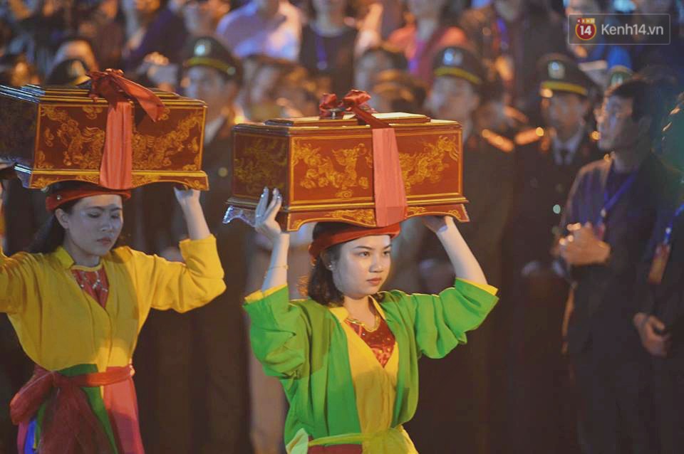 Người dân ném tiền vào kiệu ấn trước giờ khai hội tại Đền Trần - Ảnh 2. Người dân ném tiền vào kiệu ấn trước giờ khai hội tại Đền Trần - Ảnh 2.