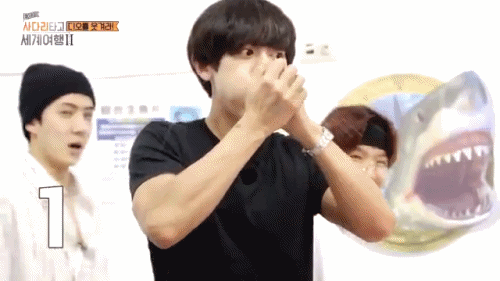 Park Chanyeol (EXO) lại làm fan á khẩu: Uống hết 500ml nước trong vòng 3 giây rồi vò nát chai đầy nam tính - Ảnh 2.