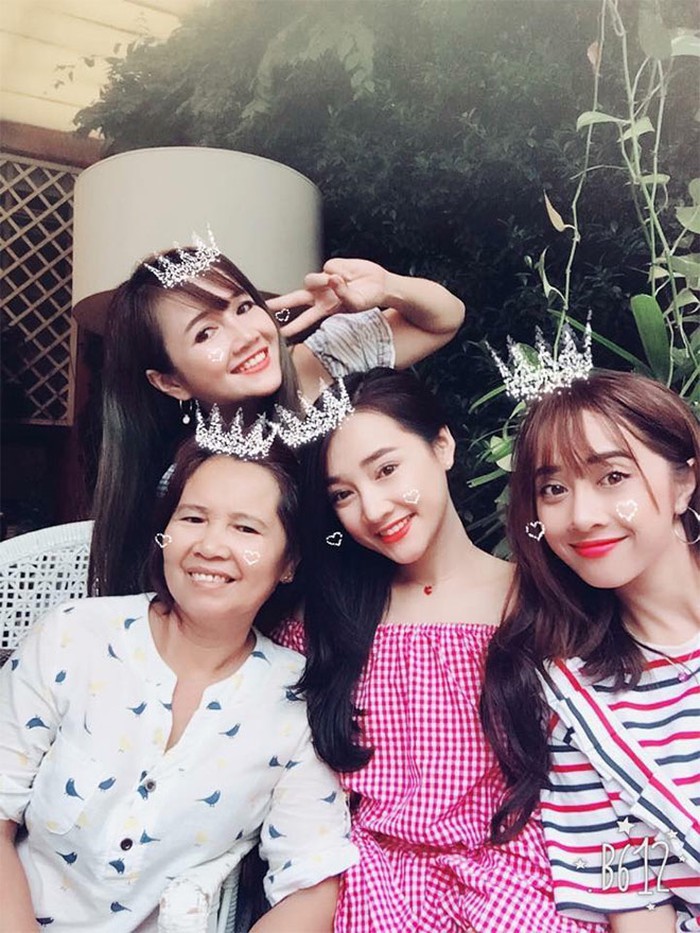 Bạn đã biết hết dàn chị gái cực phẩm của sao Vbiz: Người U50, người yên bề gia thất vẫn xinh đẹp rạng ngời - Ảnh 1. Bạn đã biết hết dàn chị gái cực phẩm của sao Vbiz: Người U50, người yên bề gia thất vẫn xinh đẹp rạng ngời - Ảnh 1.