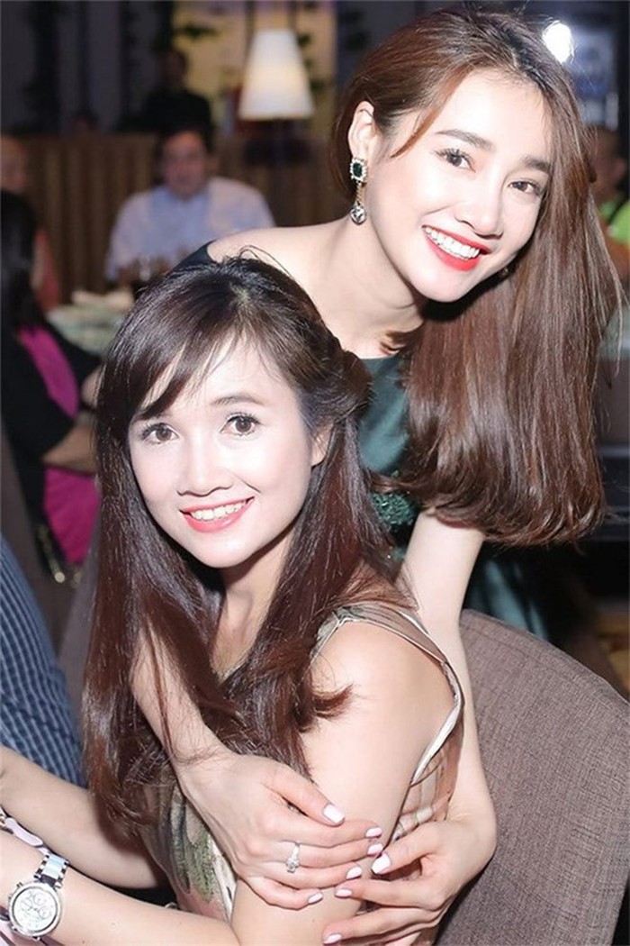 Bạn đã biết hết dàn chị gái cực phẩm của sao Vbiz: Người U50, người yên bề gia thất vẫn xinh đẹp rạng ngời - Ảnh 3. Bạn đã biết hết dàn chị gái cực phẩm của sao Vbiz: Người U50, người yên bề gia thất vẫn xinh đẹp rạng ngời - Ảnh 3.