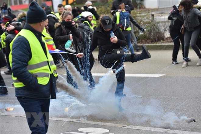Pháp cho phép cảnh sát bắn đạn cao su để giải tán biểu tình - Ảnh 1.