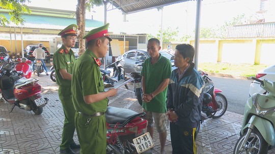 Ném ớt bột vào mặt người chạy xe ôm để cướp kiếm tiền tiêu Tết - Ảnh 1.