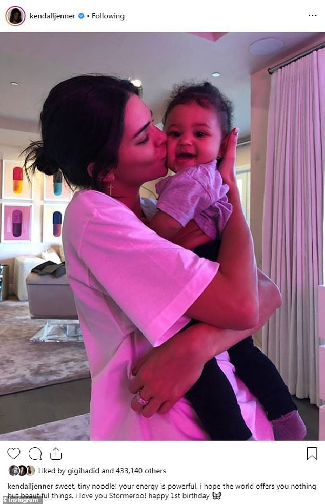 Cả nhà Kardashian cùng đăng loạt ảnh cưng hết cỡ về con gái 1 tuổi của Kylie, ai nhìn cũng muốn có con ngay! - Ảnh 15.