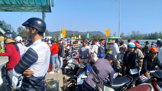 Người lao động chen chân xuống tàu cao tốc, rời đảo Phú Quốc - Ảnh 1. Người lao động chen chân xuống tàu cao tốc, rời đảo Phú Quốc - Ảnh 1.