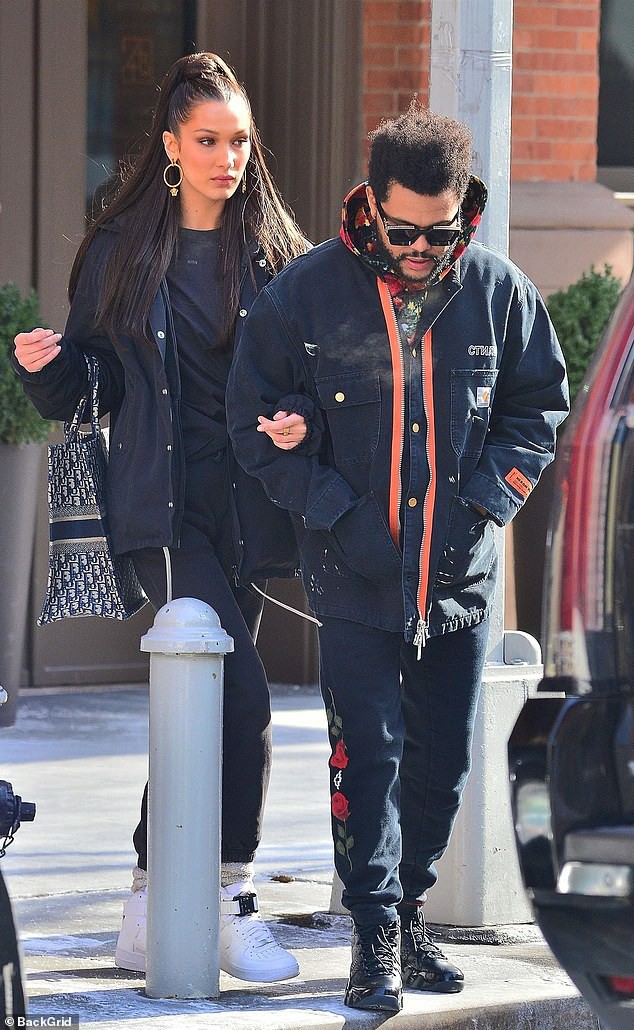 Trời lạnh tới mức tóc đông cứng, Bella Hadid vẫn ấm áp vô cùng vì có bạn trai The Weeknd bên cạnh - Ảnh 3.