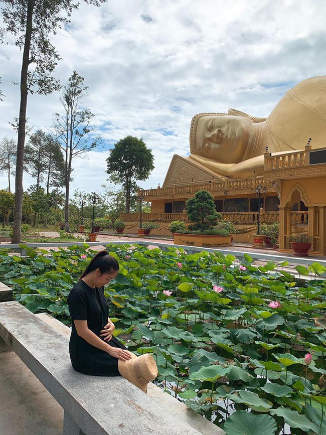 Lê Phương Gạo nếp gạo tẻ lộ bụng bầu lớn dù vừa hé lộ mang thai chưa lâu - Ảnh 1.