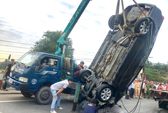 Ô tô du lịch lao xuống sông, tài xế tử vong khi về quê đón tết - Ảnh 1.