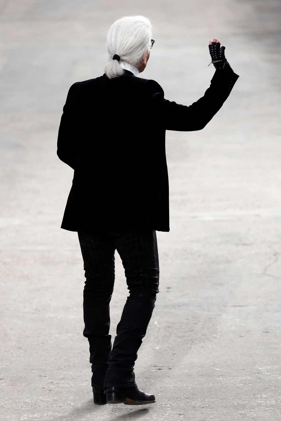 Nhìn lại những khoảnh khắc đáng nhớ trong cuộc đời của huyền thoại thời trang Karl Lagerfeld - Ảnh 30.