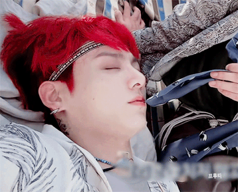 Chụp l&eacute;n ảnh em &uacute;t Jungkook khi đang ngủ l&agrave; sở th&iacute;ch của c&aacute;c anh nh&agrave; BTS - Ảnh 13.