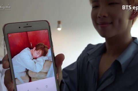 Chụp lén ảnh em út Jungkook khi đang ngủ là sở thích của các anh nhà BTS - Ảnh 6.