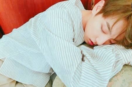 Chụp lén ảnh em út Jungkook khi đang ngủ là sở thích của các anh nhà BTS - Ảnh 7.