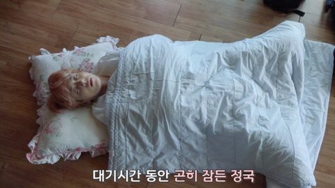 Chụp lén ảnh em út Jungkook khi đang ngủ là sở thích của các anh nhà BTS - Ảnh 8.