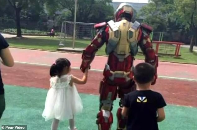 Con gái lỡ khoe bố là siêu anh hùng, ông bố tự chế luôn đồ Iron man hơn 100 triệu đến trường ra oai - Ảnh 2.
