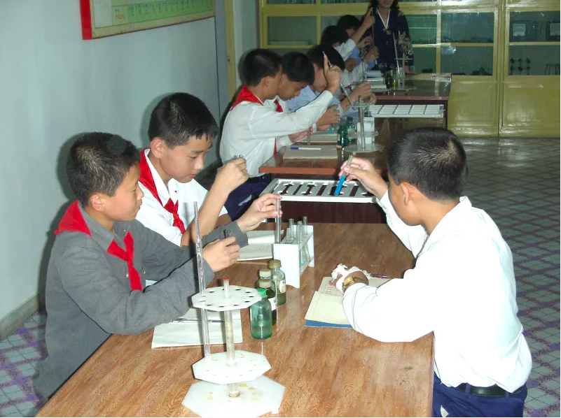 Khám phá bên trong các trường học ở Triều Tiên, họ đang dạy gì cho học sinh? - Ảnh 1.