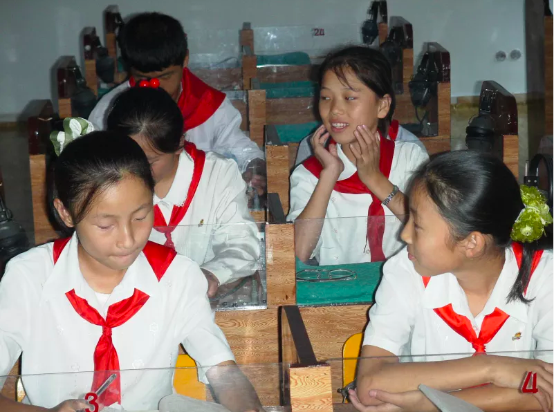 Khám phá bên trong các trường học ở Triều Tiên, họ đang dạy gì cho học sinh? - Ảnh 2.