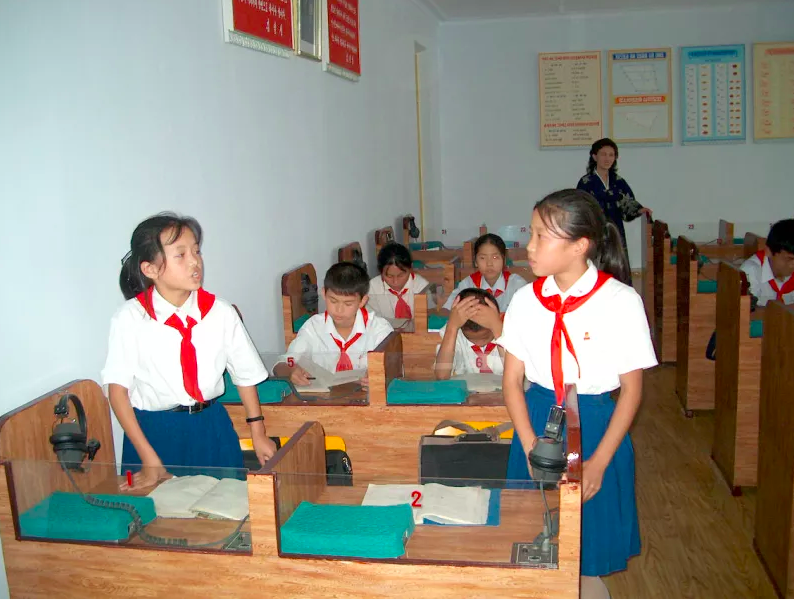Khám phá bên trong các trường học ở Triều Tiên, họ đang dạy gì cho học sinh? - Ảnh 3.