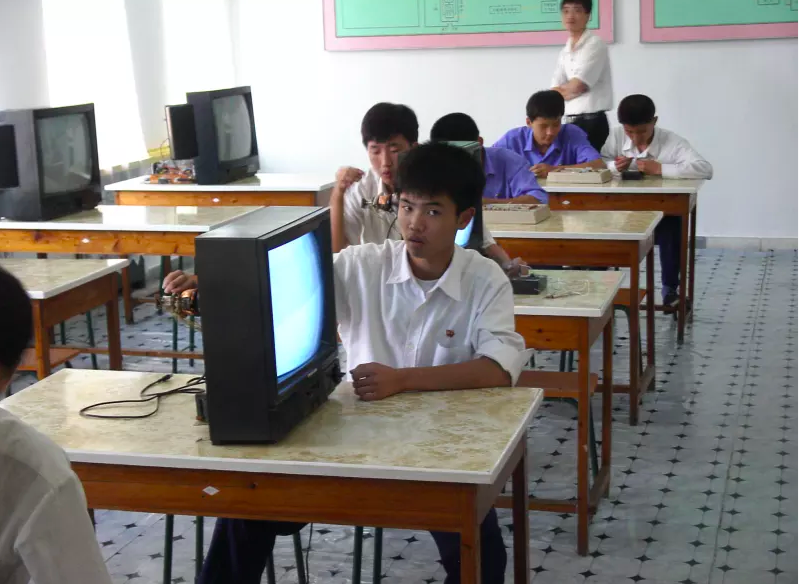 Khám phá bên trong các trường học ở Triều Tiên, họ đang dạy gì cho học sinh? - Ảnh 10.