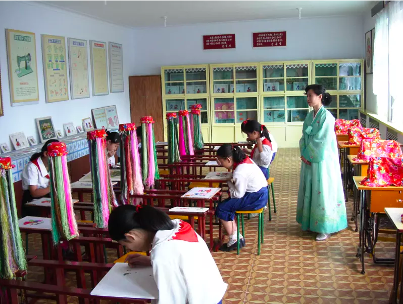 Khám phá bên trong các trường học ở Triều Tiên, họ đang dạy gì cho học sinh? - Ảnh 11.