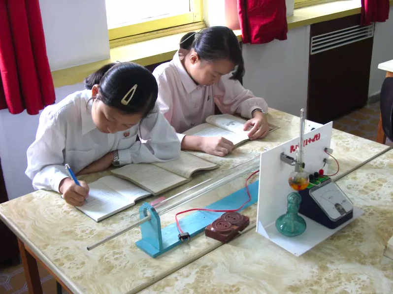 Khám phá bên trong các trường học ở Triều Tiên, họ đang dạy gì cho học sinh? - Ảnh 12.