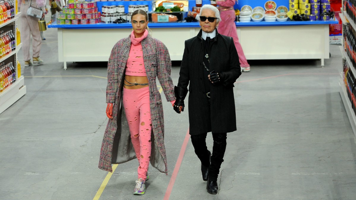 Nhìn lại những khoảnh khắc đáng nhớ trong cuộc đời của huyền thoại thời trang Karl Lagerfeld - Ảnh 22.