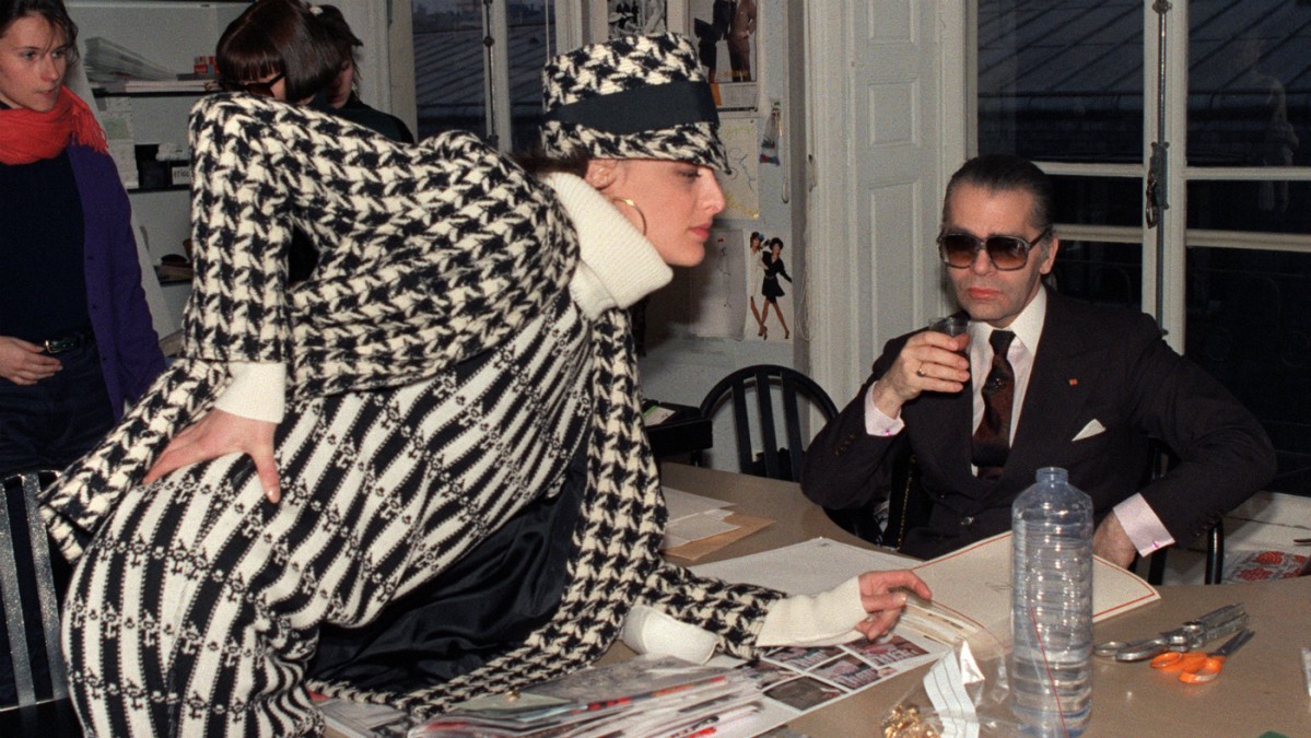 Nhìn lại những khoảnh khắc đáng nhớ trong cuộc đời của huyền thoại thời trang Karl Lagerfeld - Ảnh 10.