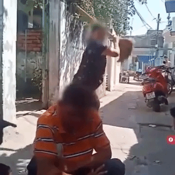 Clip: Thấy chồng ngồi l&igrave; đ&aacute;nh bạc ngo&agrave;i ng&otilde;, vợ nổi cơn tam b&agrave;nh cầm chổi đ&aacute;nh tới tấp, x&aacute;ch cổ &aacute;o l&ocirc;i thẳng về nh&agrave; - Ảnh 2.