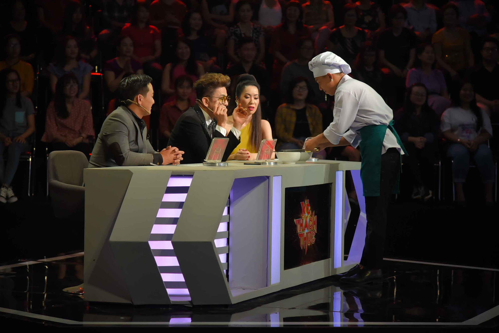 Vắng Hòa Minzy, Mr.T vừa quẩy tưng bừng hit Ăn gì đây, vừa kéo mì thiện nghệ - Ảnh 3. Vắng Hòa Minzy, Mr.T vừa quẩy tưng bừng hit Ăn gì đây, vừa kéo mì thiện nghệ - Ảnh 3.