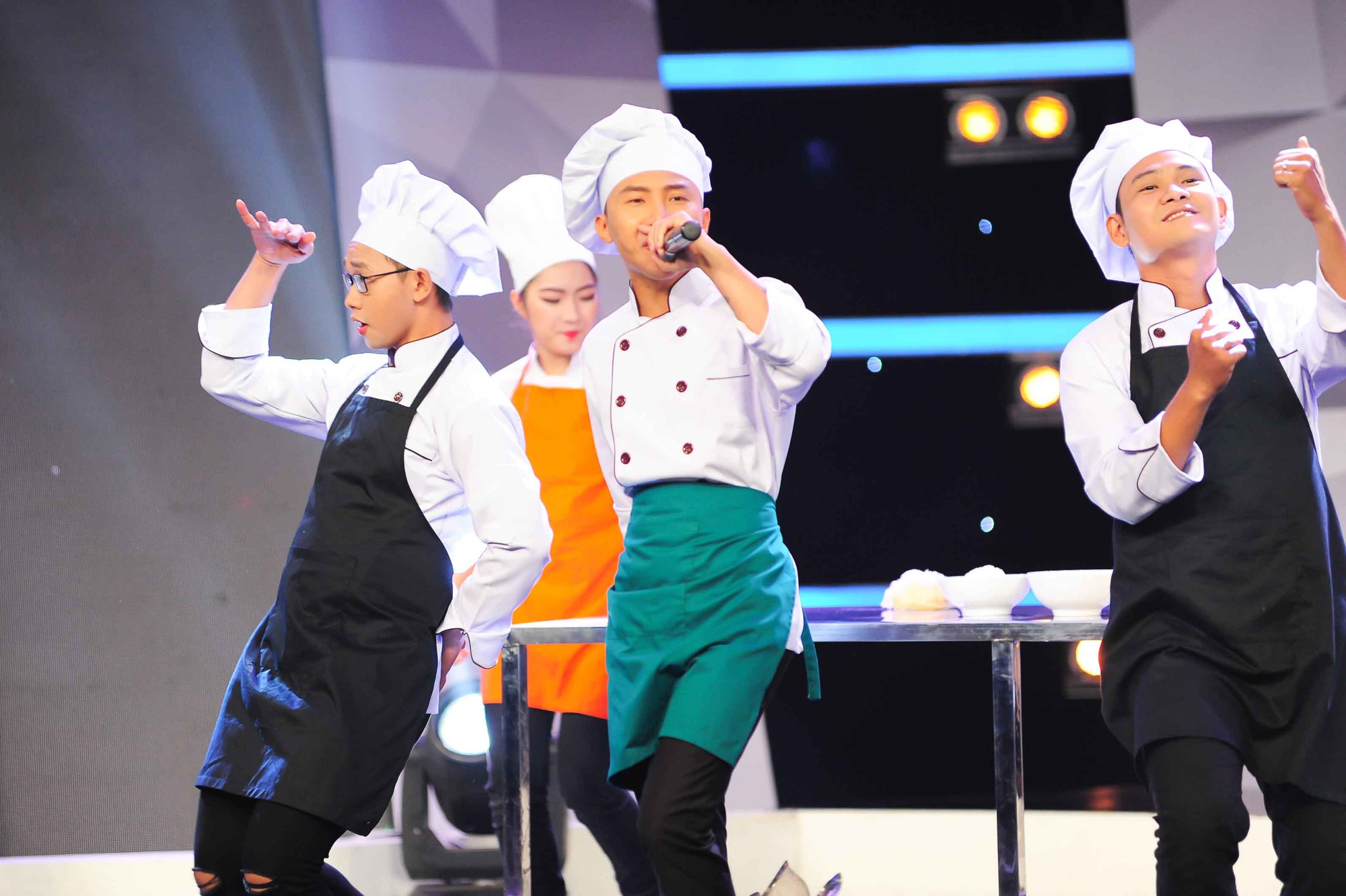 Vắng H&ograve;a Minzy, Mr.T vừa quẩy tưng bừng hit Ăn g&igrave; đ&acirc;y, vừa k&eacute;o m&igrave; thiện nghệ - Ảnh 5.