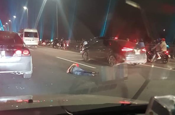 Hà Nội: Một người đàn ông đi bộ trên cầu Nhật Tân bị ô tô tông nguy kịch - Ảnh 2.