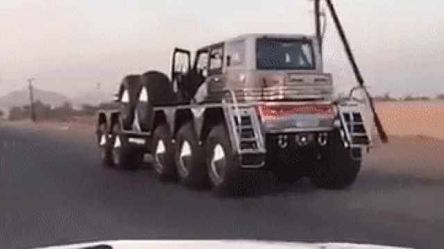 Hoàng thân Abu Dhabi chơi lớn: Mua xe quân sự độ thành pháo đài 10 bánh trên sa mạc - Ảnh 1.