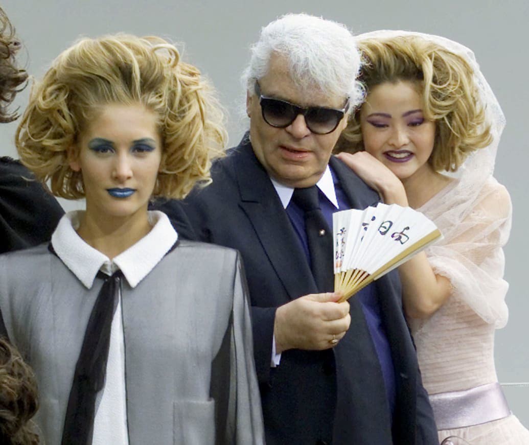 Nhìn lại những khoảnh khắc đáng nhớ trong cuộc đời của huyền thoại thời trang Karl Lagerfeld - Ảnh 12.