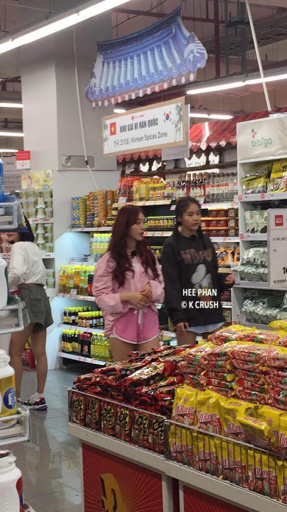 Loạt ảnh 3 mỹ nhân Kpop cùng vi vu mua sắm tại siêu thị, sống ảo ở nhà thờ Đà Nẵng bất ngờ gây bão - Ảnh 2.