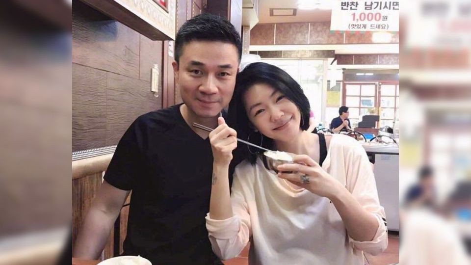 Những khoảnh khắc tình như phim của loạt cặp sao châu Á: Người được tung hô, kẻ bị gạch đá và đây là nguyên nhân! - Ảnh 27. Những khoảnh khắc tình như phim của loạt cặp sao châu Á: Người được tung hô, kẻ bị gạch đá và đây là nguyên nhân! - Ảnh 27.