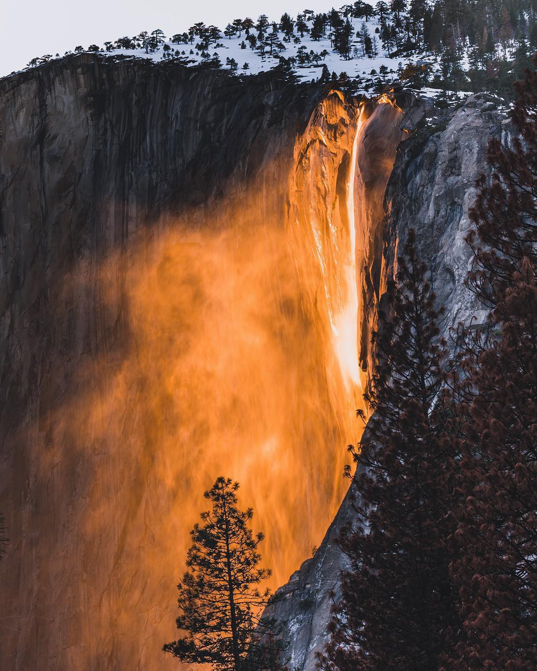 Hiện tượng th&aacute;c lửa ở Mỹ khiến d&acirc;n t&igrave;nh đổ x&ocirc; đến chụp ảnh d&ugrave; đường ngập tuyết tận h&ocirc;ng - Ảnh 1.