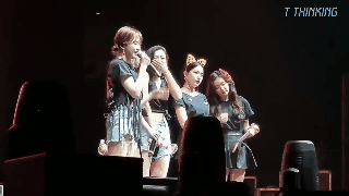 Các thành viên Red Velvet không cầm được nước mắt trên sân khấu concert khi Wendy chia sẻ điều này - Ảnh 4.