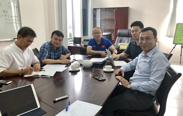 Vừa trở lại Việt Nam, cánh tay phải của HLV Park Hang-seo lập tức đến dự khán trận mở màn V.League 2019 - Ảnh 3.