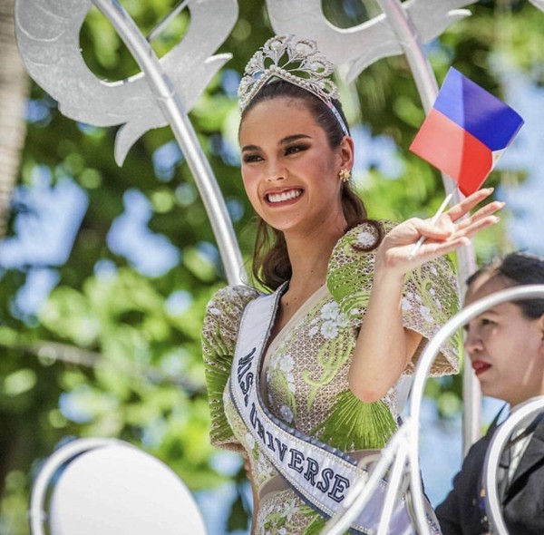 Catriona Gray đẹp tựa nữ thần trong ngày về nước, được 5 triệu người dân Philippines xuống đường chào đón - Ảnh 4.