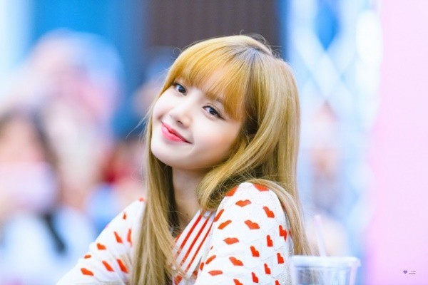 Dân Hàn chê Lisa (Black Pink) thô kệch, netizen Trung khen lấy khen để mặt mộc cực xinh của cô nàng - Ảnh 1.