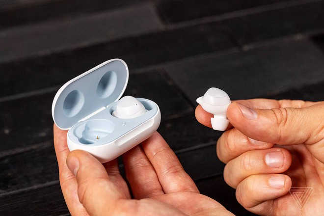 Fan Android khỏi phải GATO với AirPods làm gì, Samsung vừa ra mắt tai nghe không dây Galaxy Buds xịn hơn nhiều - Ảnh 1.