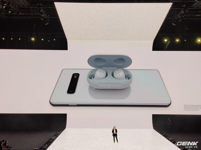 Fan Android khỏi phải GATO với AirPods làm gì, Samsung vừa ra mắt tai nghe không dây Galaxy Buds xịn hơn nhiều - Ảnh 2.