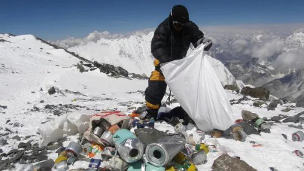 Thực hư câu chuyện núi Everest ngập ngụa rác thải và xác người gây xôn xao MXH Trung Quốc - Ảnh 1.