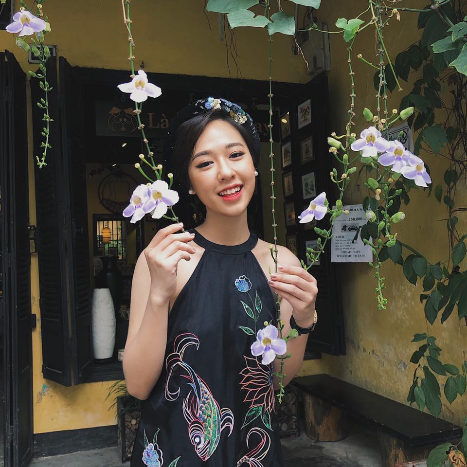 Những nữ sinh vừa xinh vừa giỏi từng gây sốt khi được tặng hoa cho Tổng thống, Thủ tướng các quốc gia đến thăm Việt Nam - Ảnh 3. Những nữ sinh vừa xinh vừa giỏi từng gây sốt khi được tặng hoa cho Tổng thống, Thủ tướng các quốc gia đến thăm Việt Nam - Ảnh 3.
